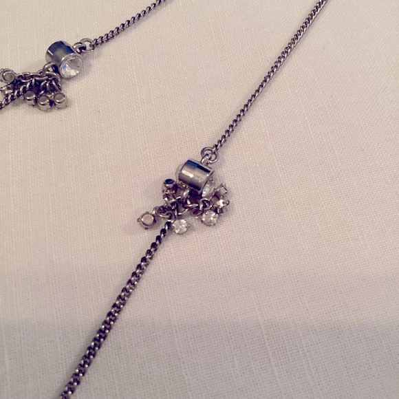 Simple design with bling necklace in silver tone - Picture 2 of 3
